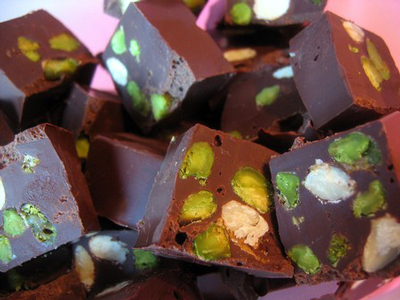 Bouchées de chocolat aux pistaches, amandes et noisettes grillées enrobées de caramel beurre salé, par Inoule