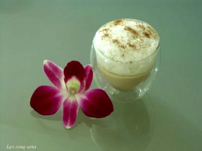 Petites crèmes de thé à la fleur doranger et nuage de litchi, parRita du blog Les cinq sens