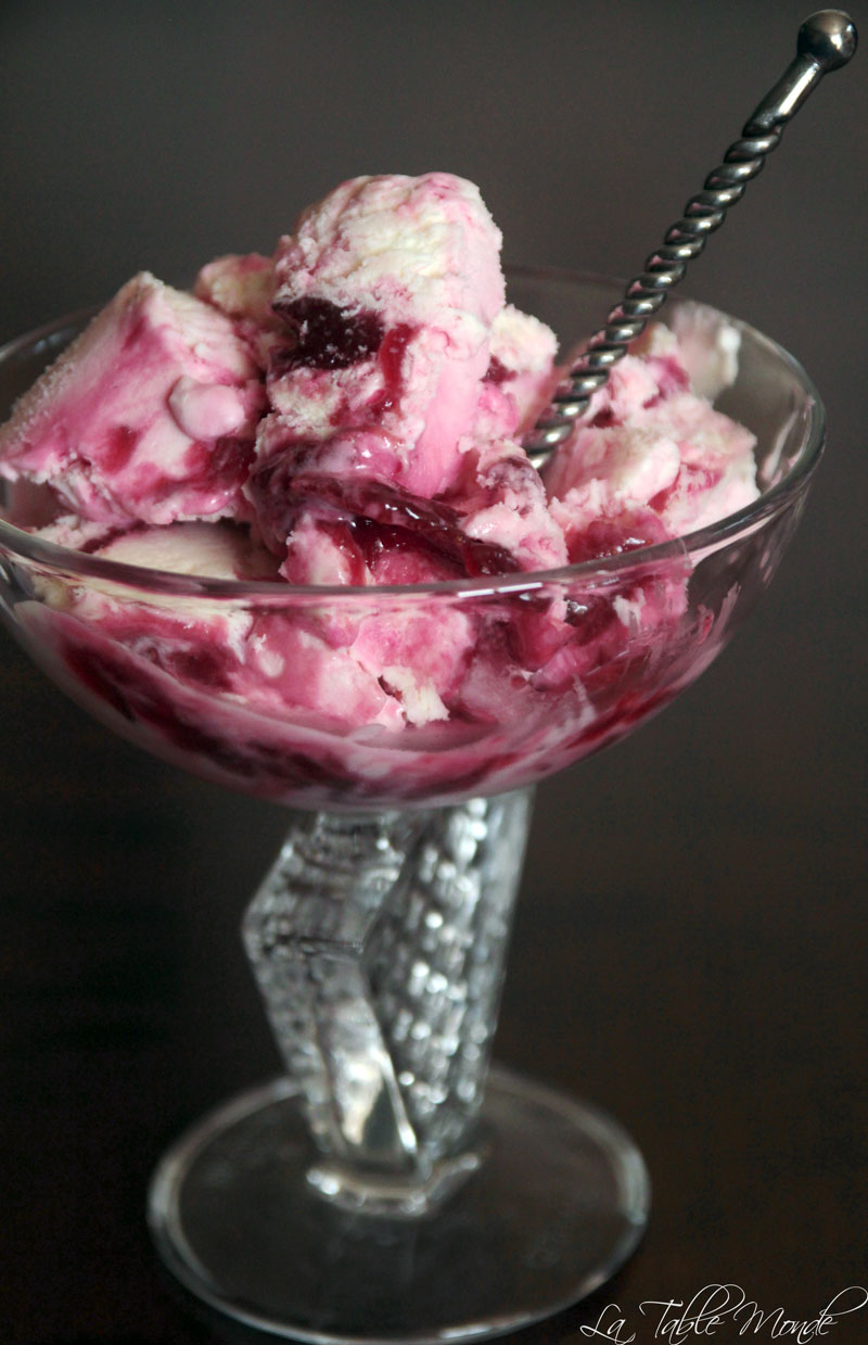 Sundae crème glacée confiture de fraise sirop de rose