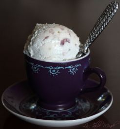 Crème glacée à la gelée de fleurs de violettes et mascarpone