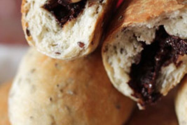 Petits pains aux graines de lin fourrés au chocolat aux noisettes