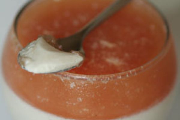 Panna cotta à la gelée de pamplemousse rose