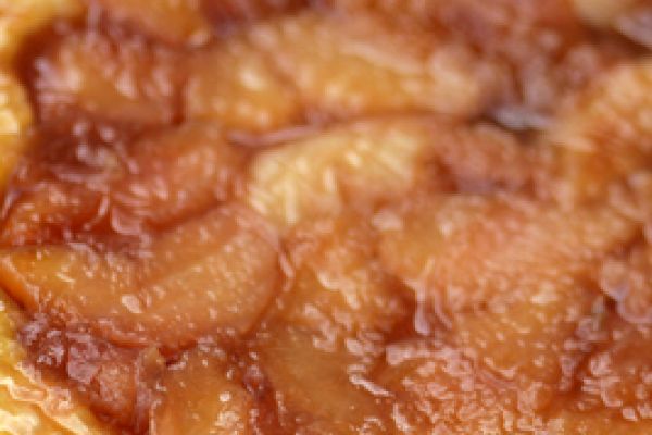Tarte tatin aux pêches plates comme un dernier goût d'été