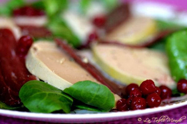 Salade de foie gras et magret aux airelles